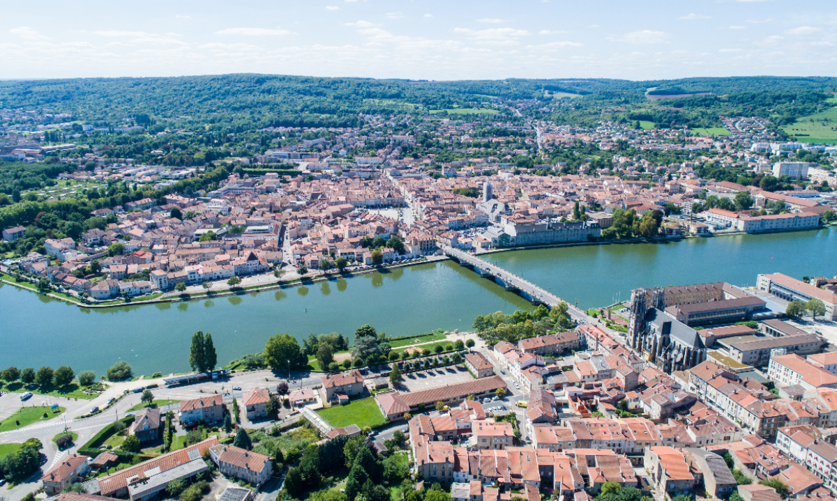 Il s'agit d'une photo de la ville Pont a Mousson.