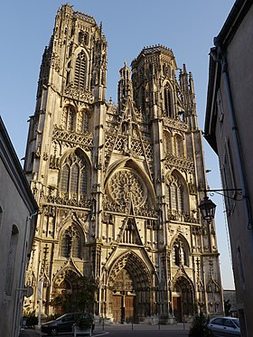 Il s'agit d'une photo de la ville Toul.