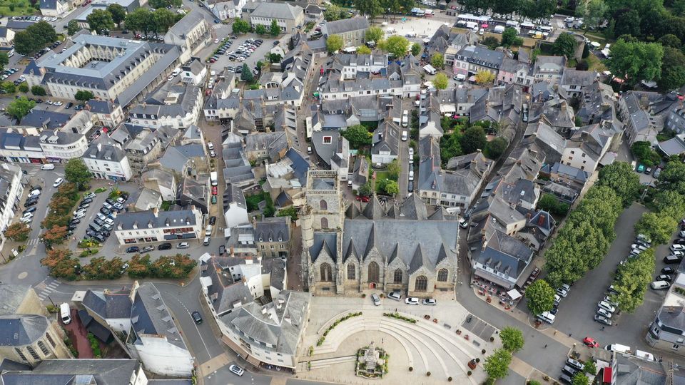 Il s'agit d'une photo de la ville Ploermel.
