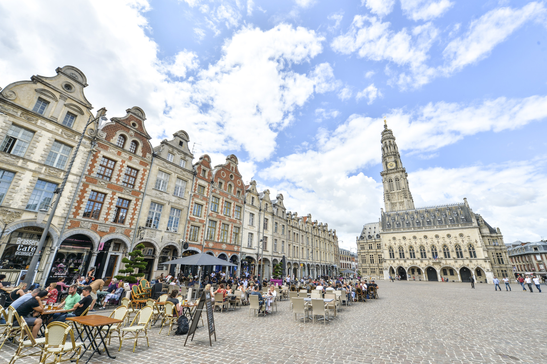 Il s'agit d'une photo de la ville Arras.