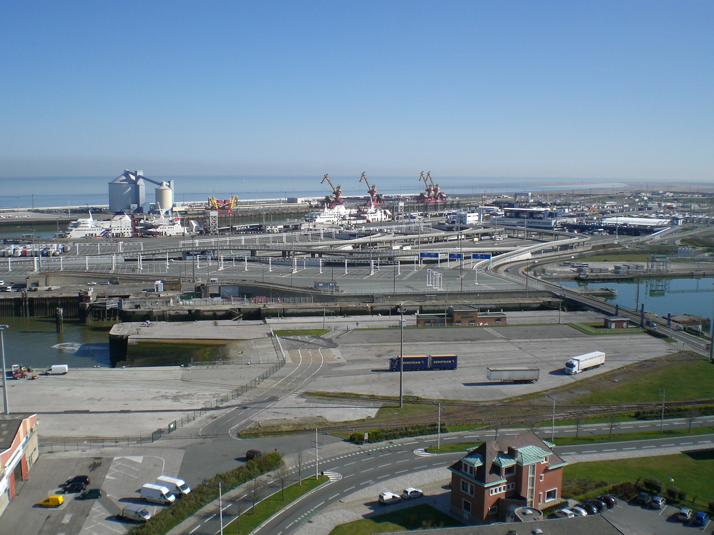 Il s'agit d'une photo de la ville Calais.