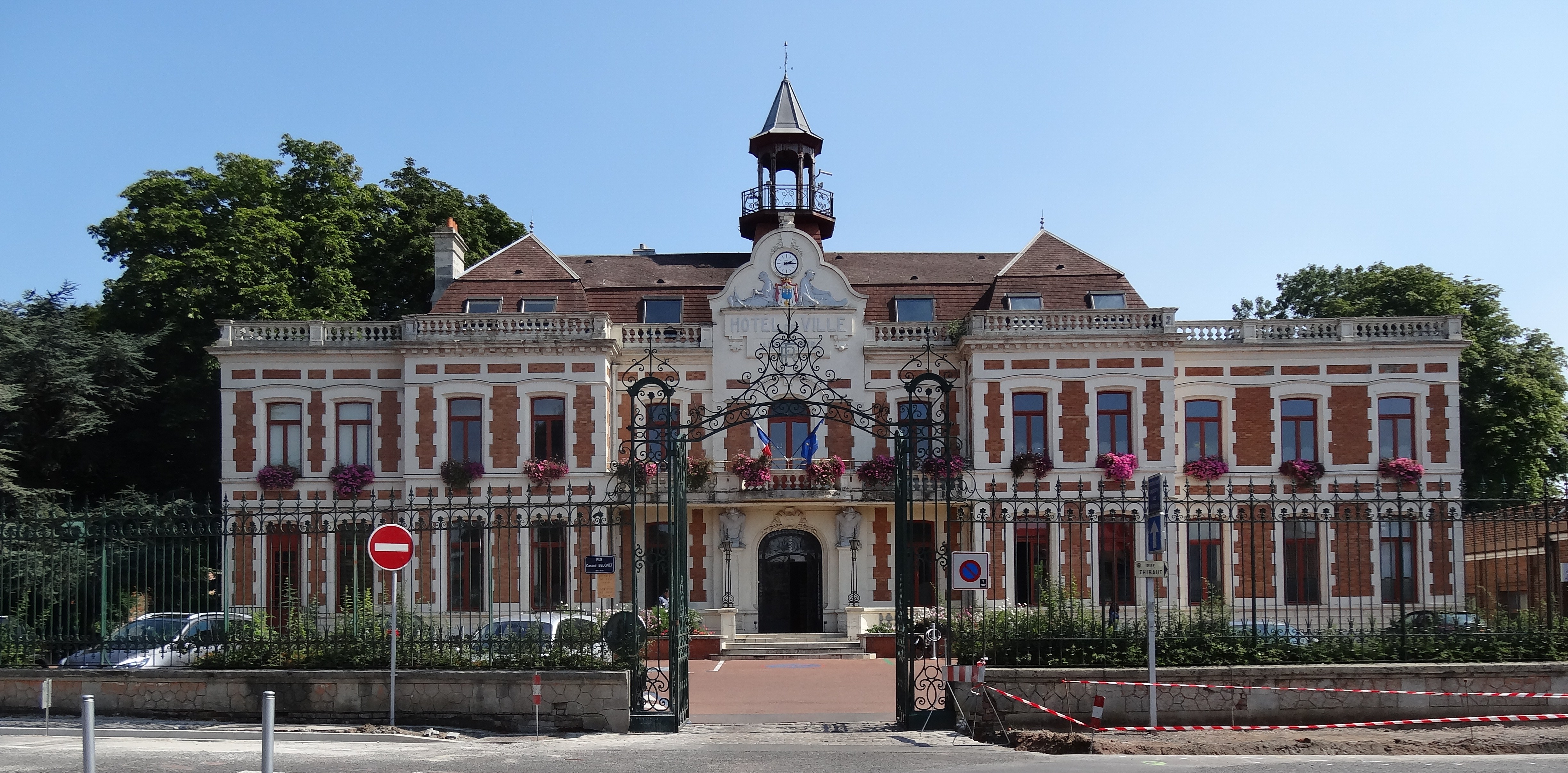 Il s'agit d'une photo de la ville Carvin.