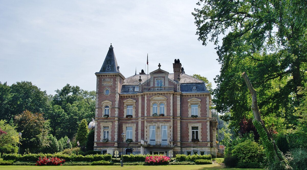 Il s'agit d'une photo de la ville Longuenesse.