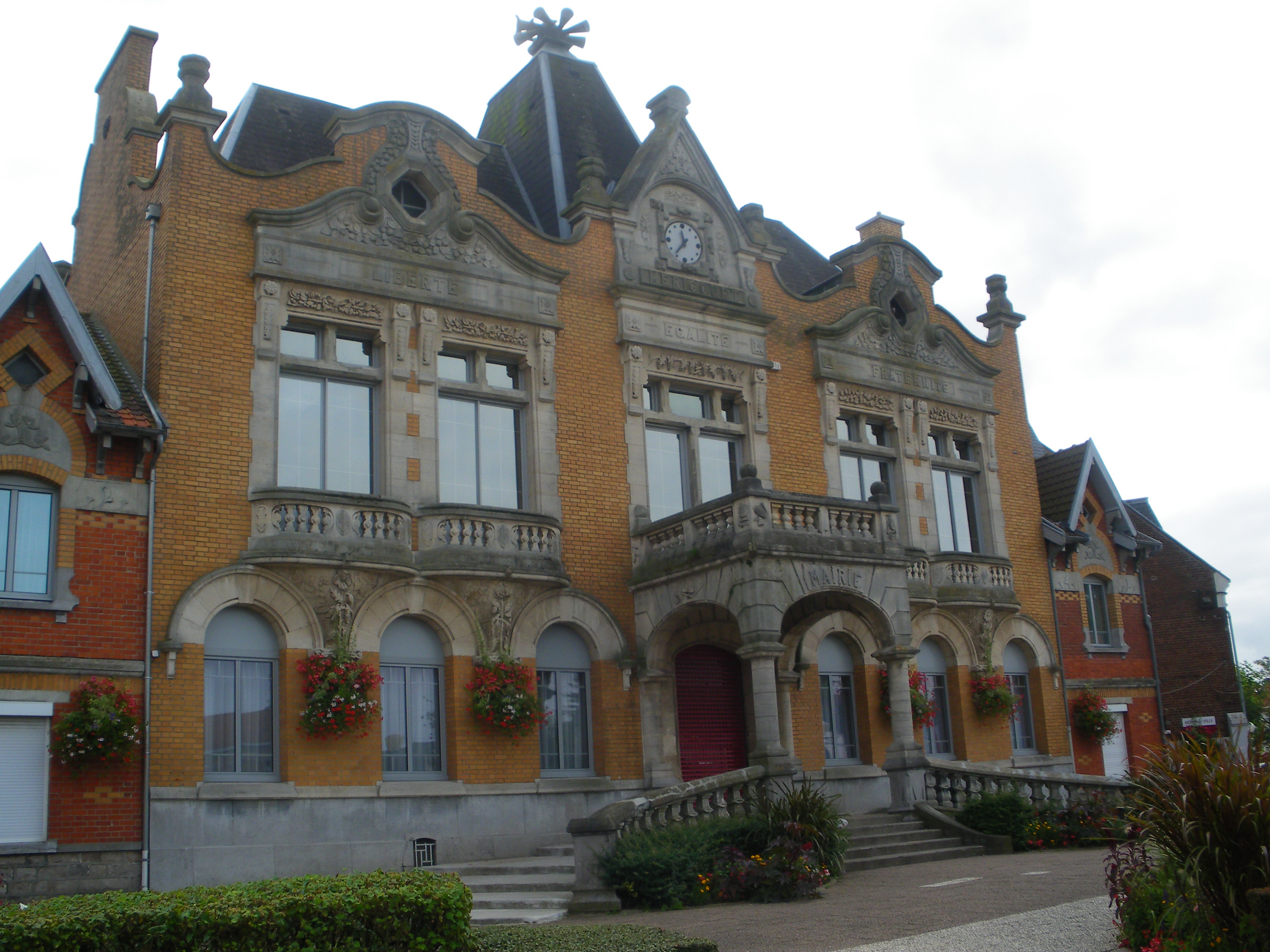 Il s'agit d'une photo de la ville Mericourt.