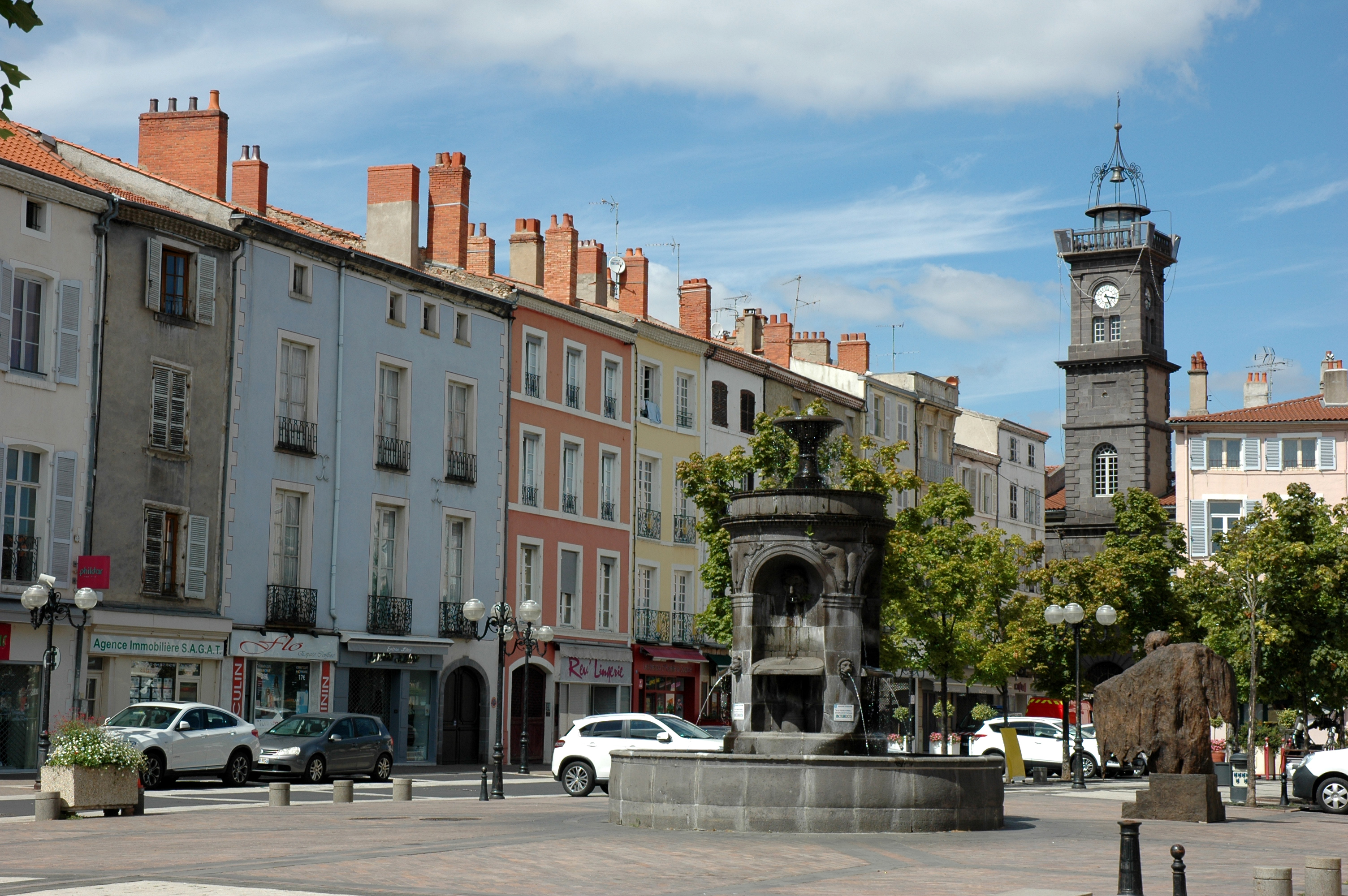 Il s'agit d'une photo de la ville Issoire.