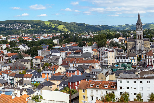 Il s'agit d'une photo de la ville Lourdes.
