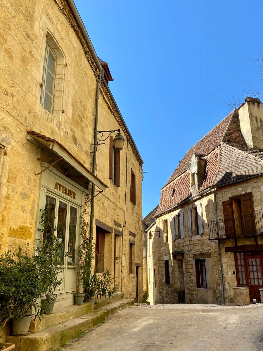 Il s'agit d'une photo de la ville St Cyprien.