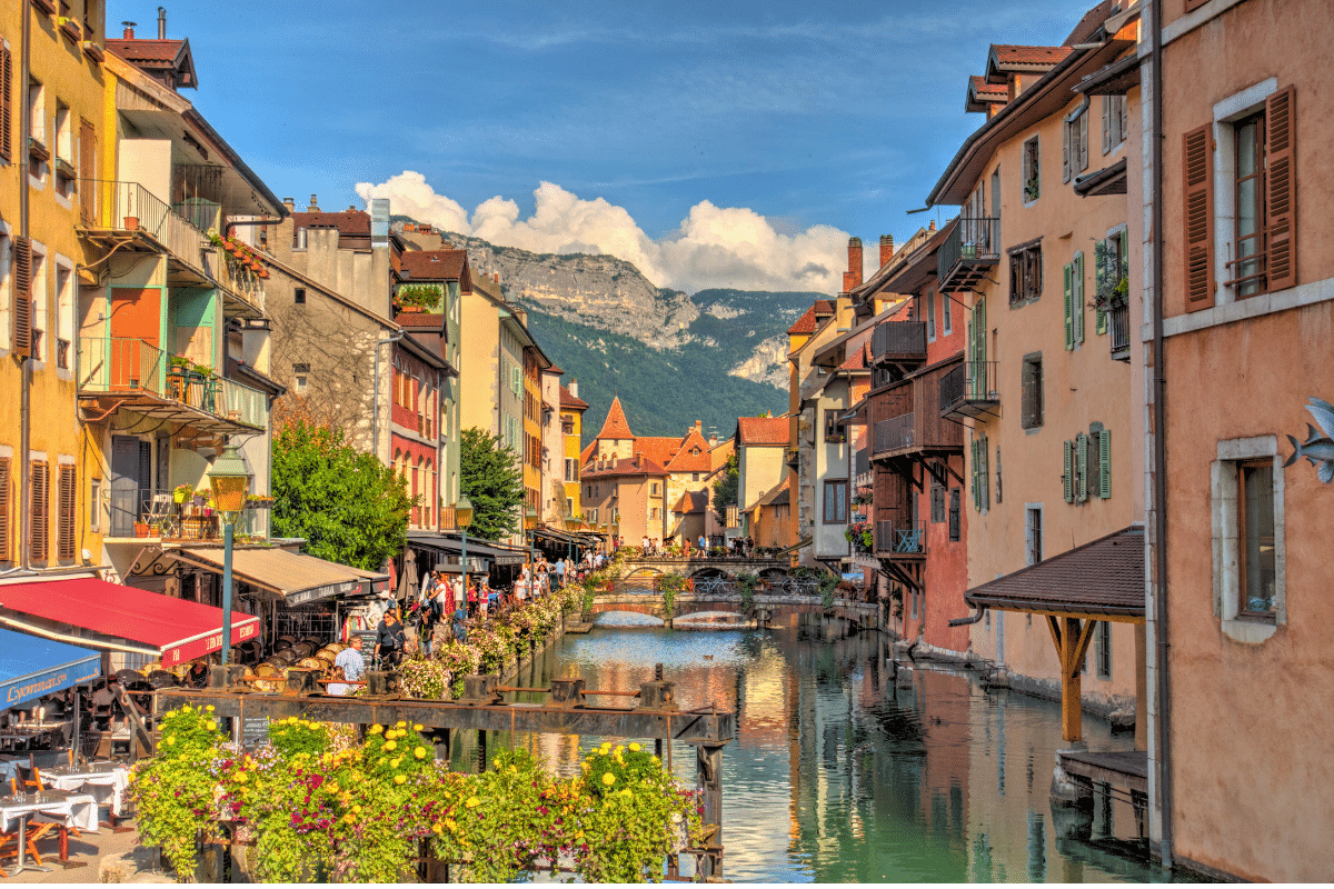 Il s'agit d'une photo de la ville Annecy.