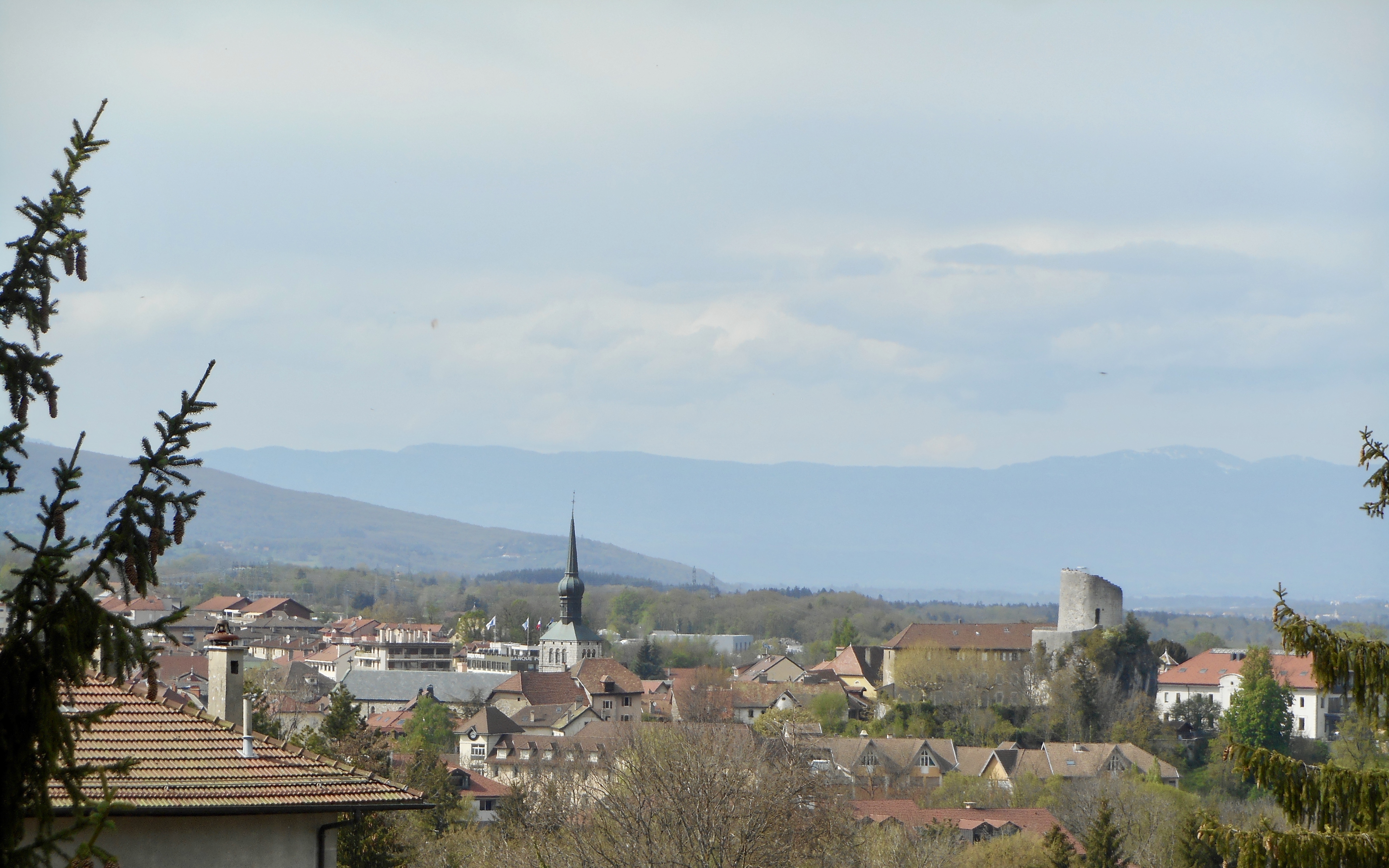 Il s'agit d'une photo de la ville La Roche sur Foron.