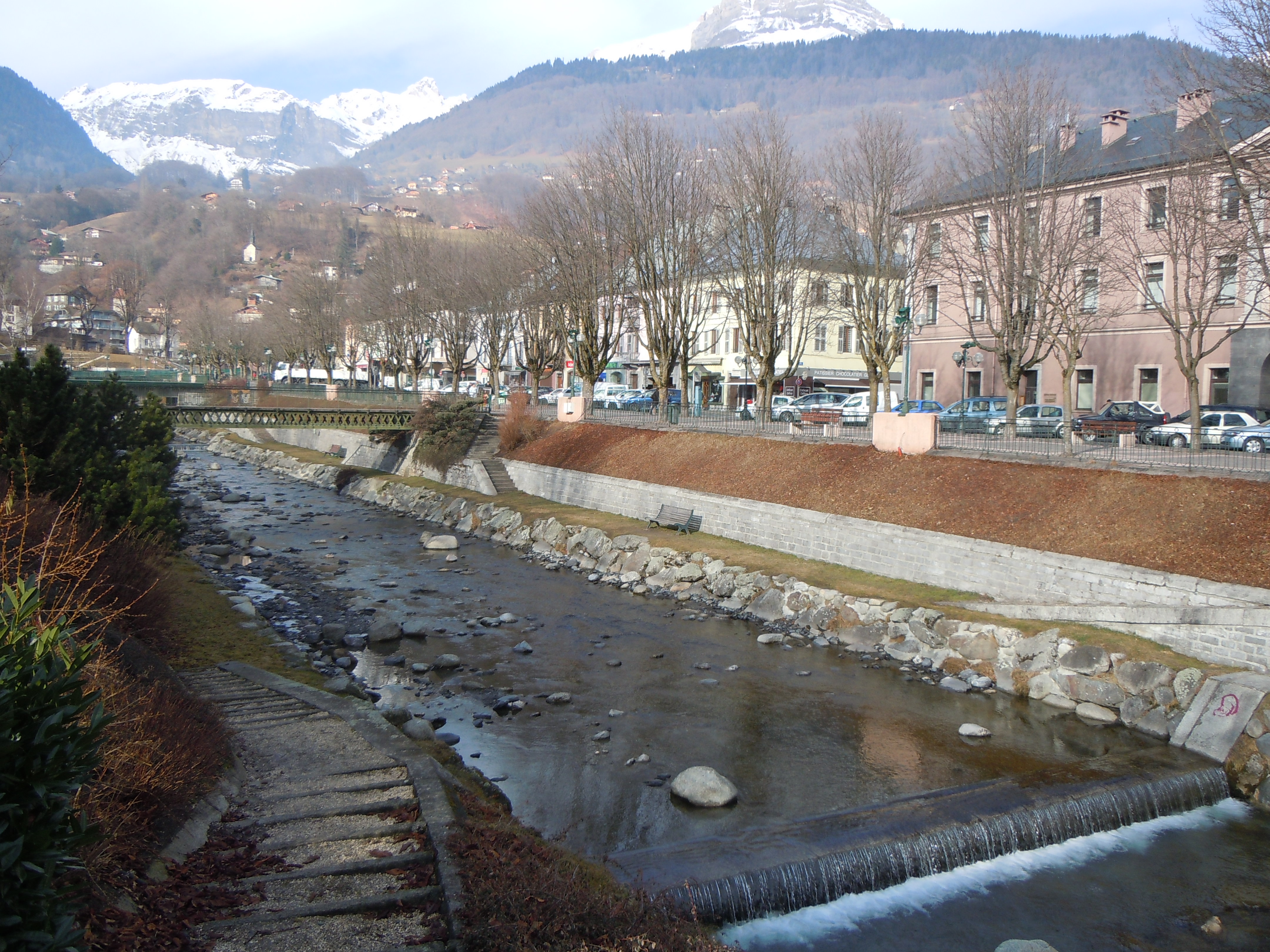Il s'agit d'une photo de la ville Sallanches.