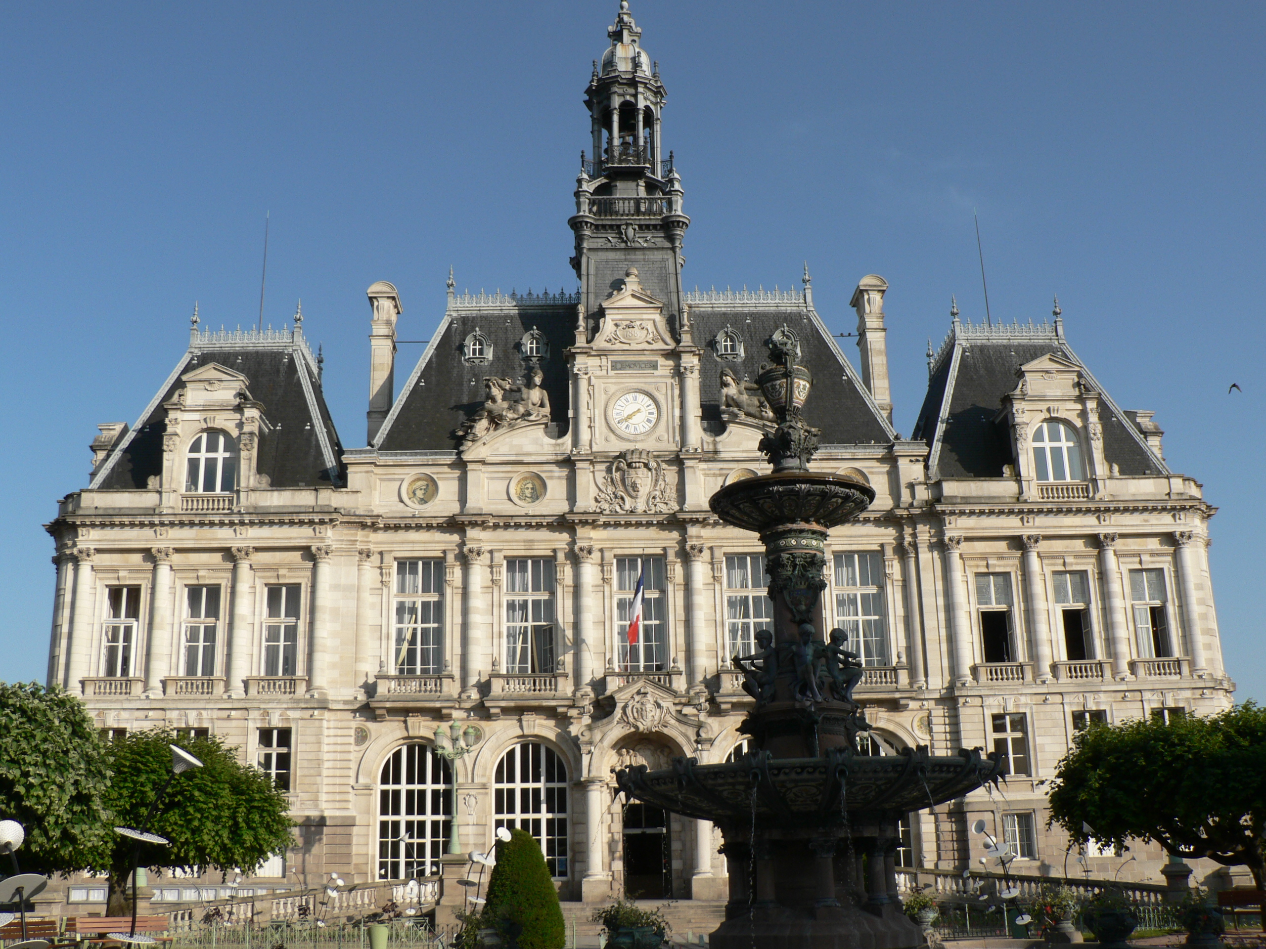 Il s'agit d'une photo de la ville Limoges.