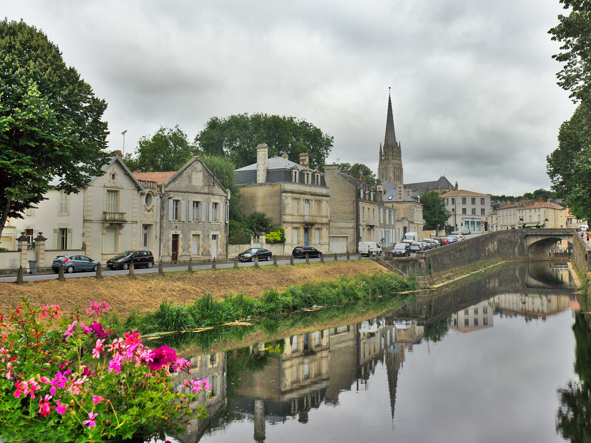 Il s'agit d'une photo de la ville Fontenay le Comte.