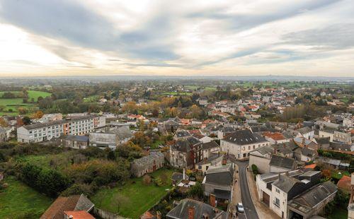 Il s'agit d'une photo de la ville Chemille en Anjou.