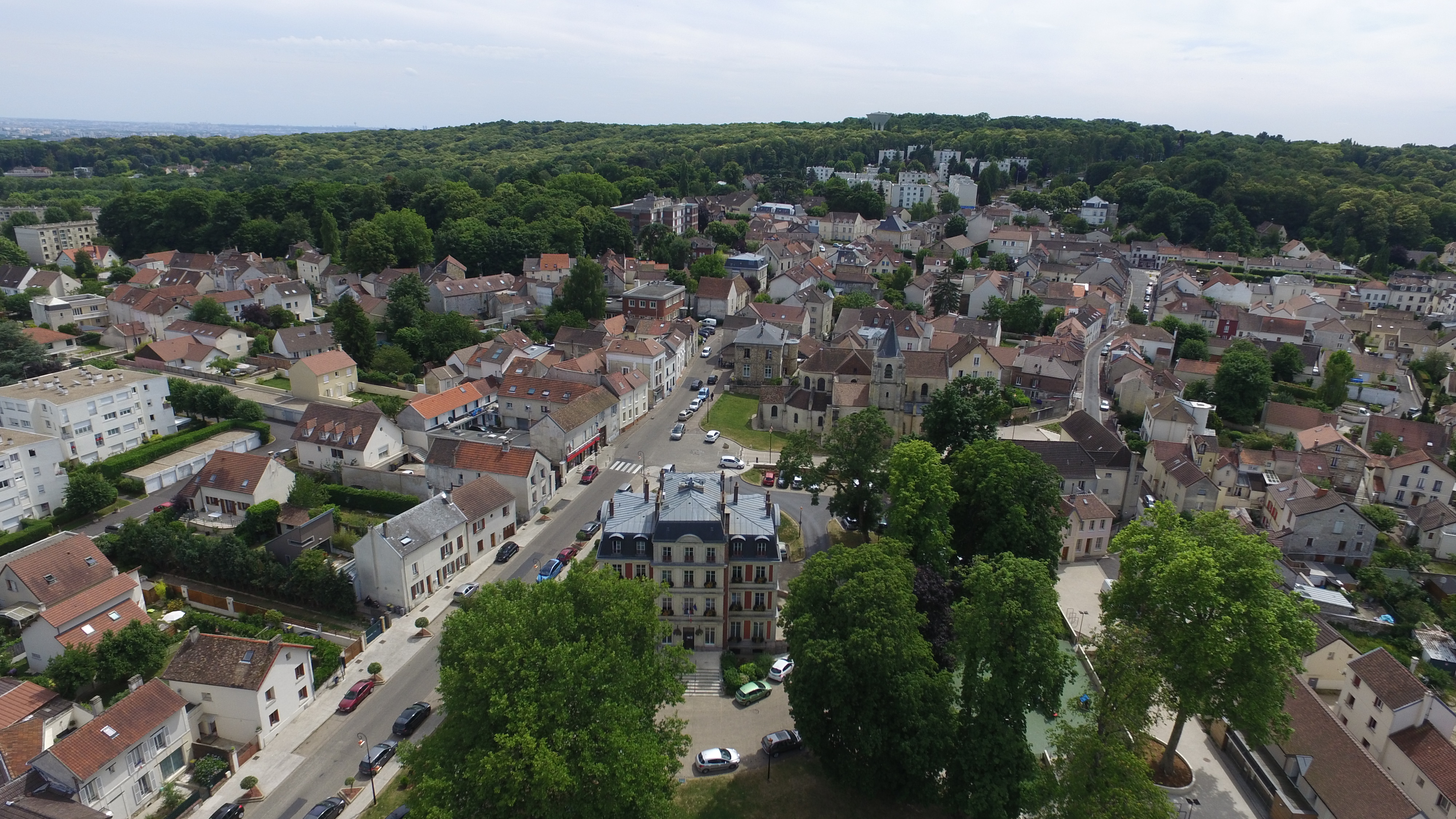 Il s'agit d'une photo de la ville Domont.