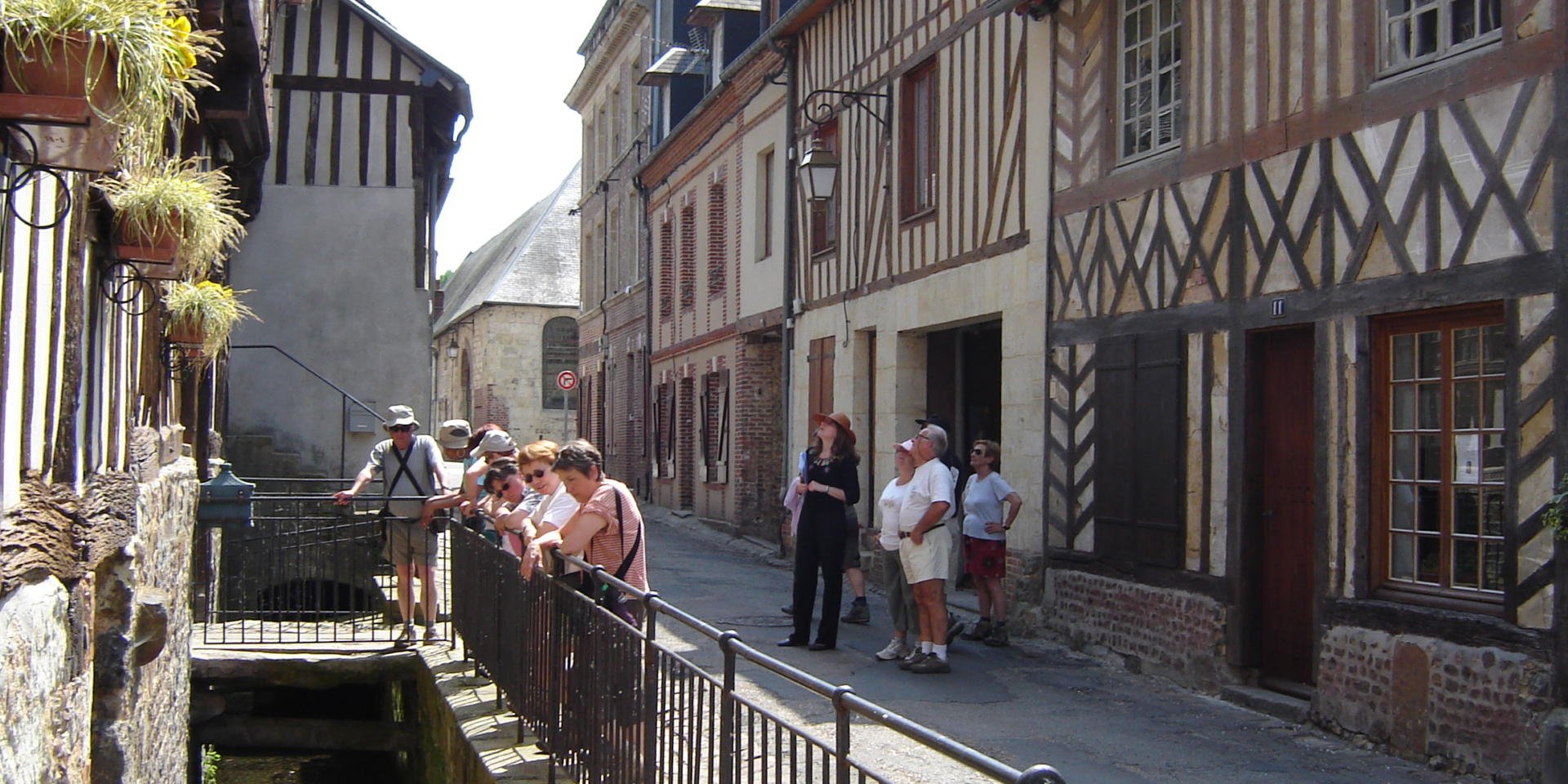 Il s'agit d'une photo de la ville Lisieux.