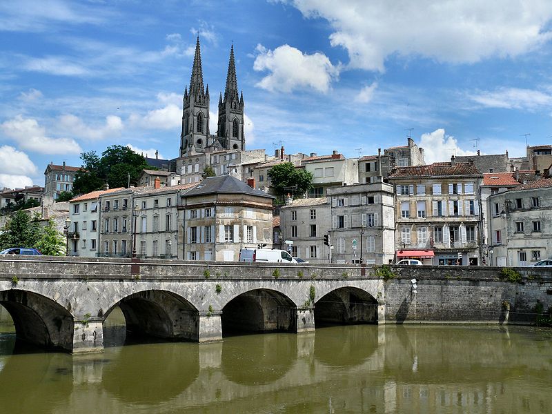 Il s'agit d'une photo de la ville Niort.