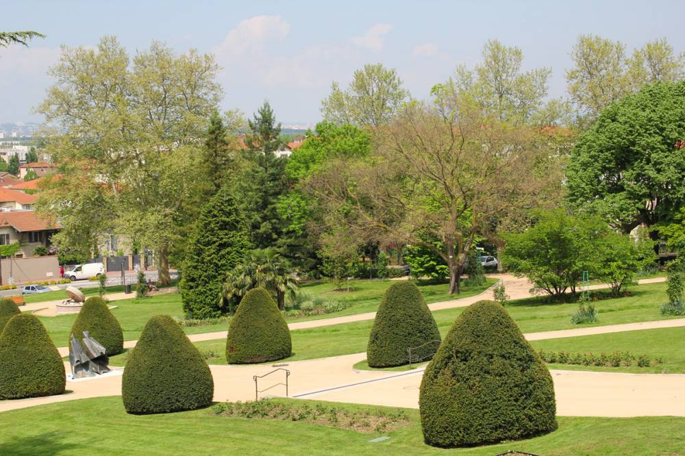 Il s'agit d'une photo de la ville St Priest.