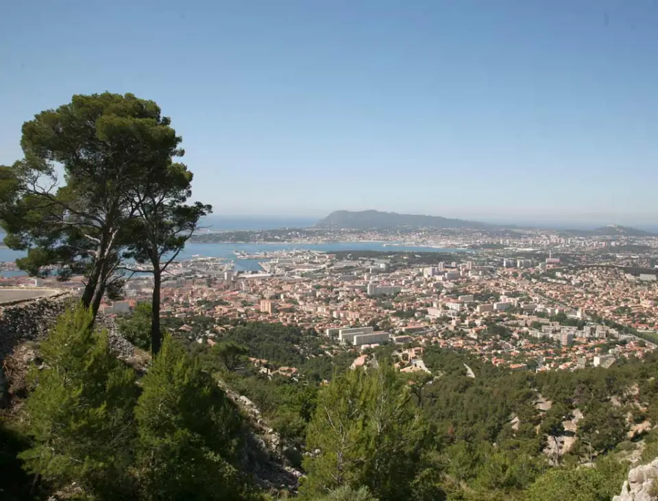 Il s'agit d'une photo de la ville Toulon.
