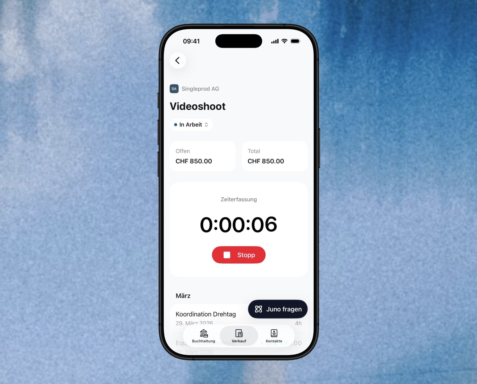 Smartphone zeigt eine Zeiterfassungs-App für Videoshooting mit Stoppuhr und offenen CHF 850.