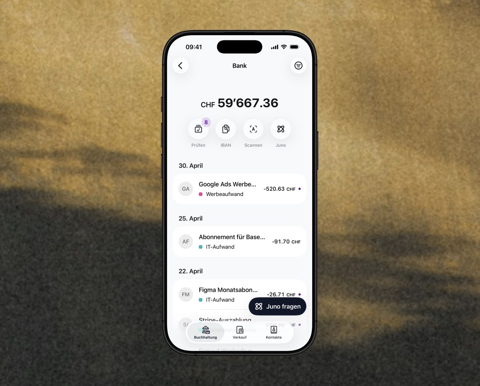 Smartphone zeigt Bankapp mit Kontostand 59’667.36 CHF und Ausgaben für Google Ads, Base, Figma.