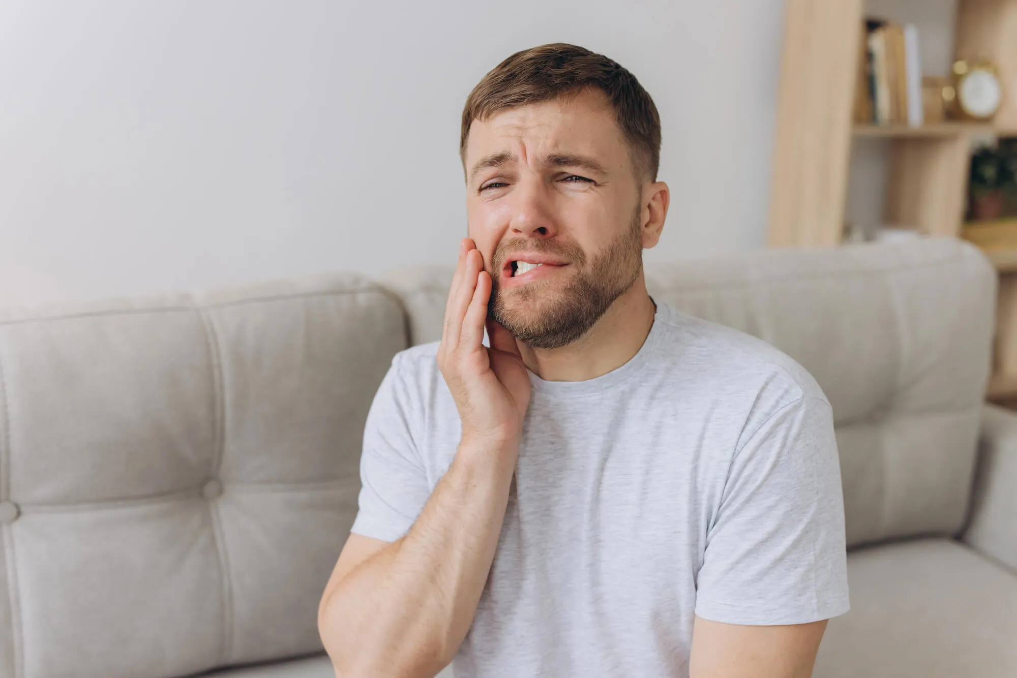 man in pain needs to see an emergency dentist murfreesboro