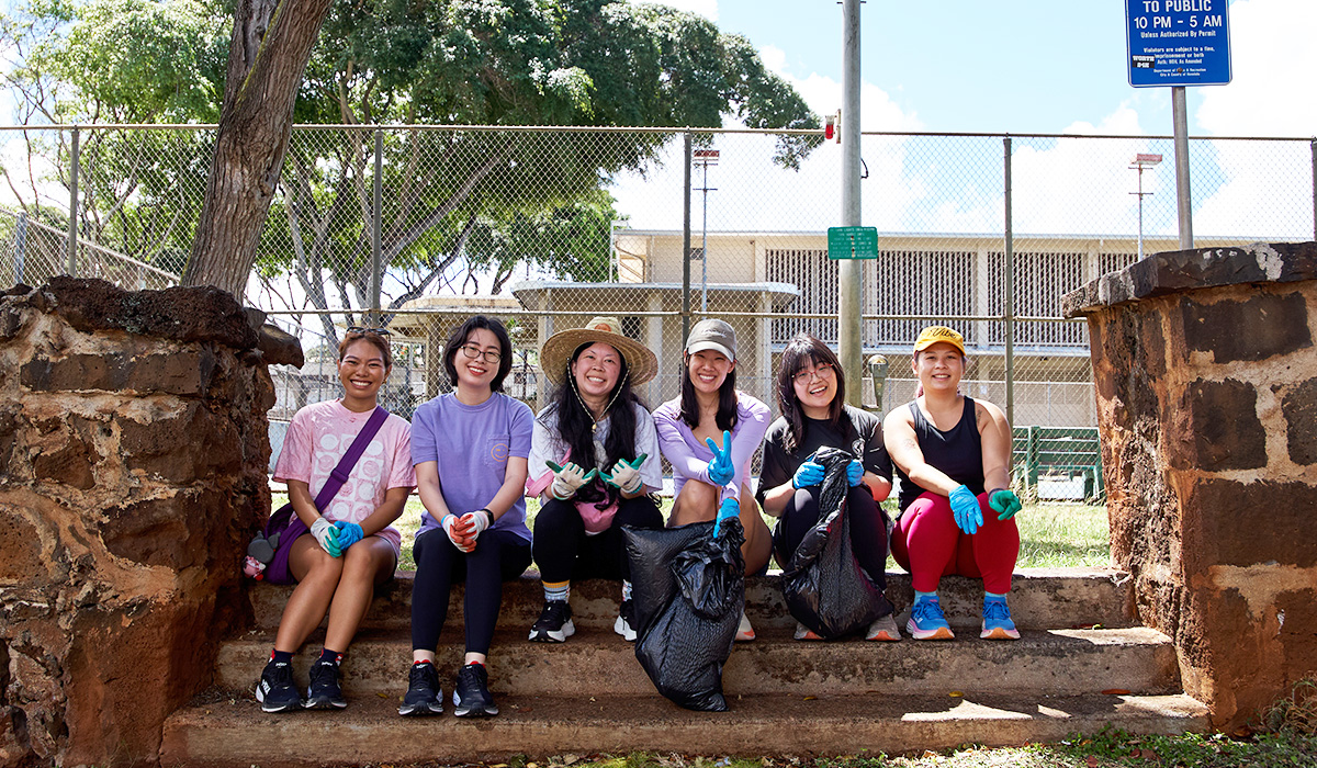 Team Vibe cleaning up Kaimuki neighborhood