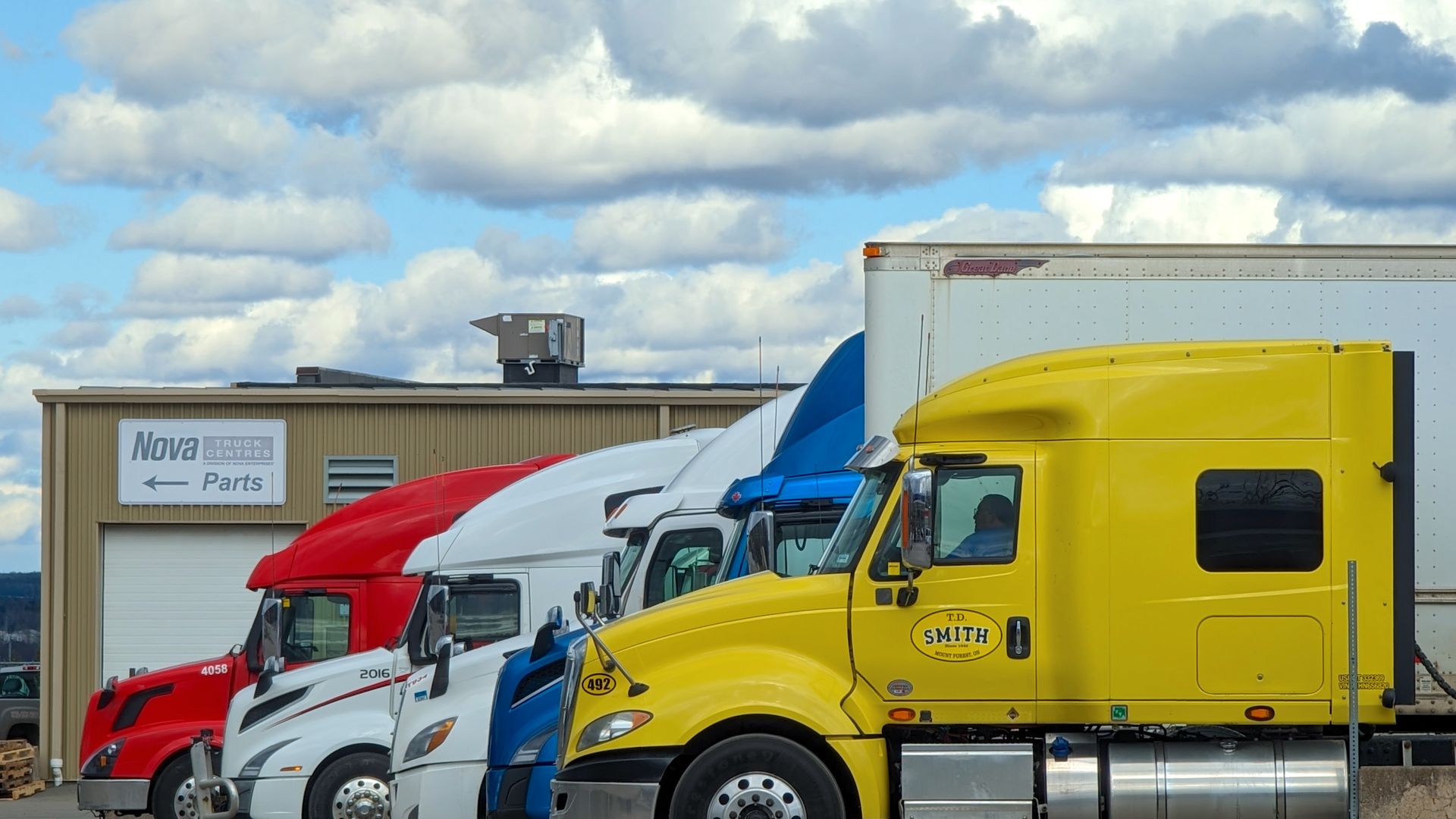 Delivery trucks docked at a fulfillment warehouse ready for 3PL shipping
