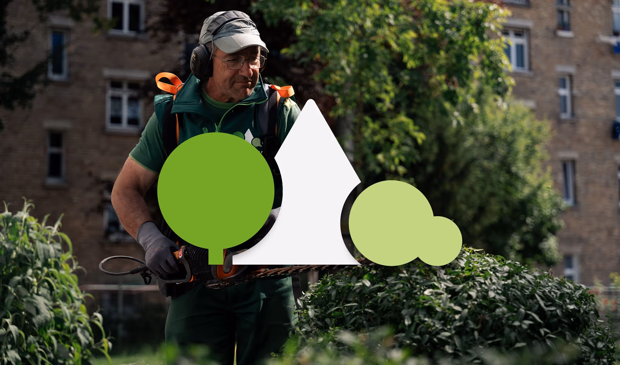 Gartenbauer bei der Arbeit mit dem Landau-Logo im Vordergrund