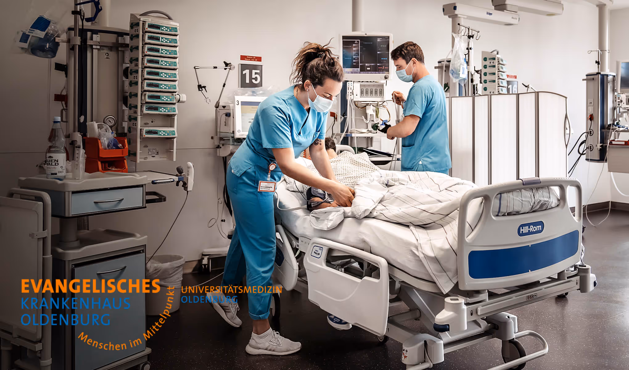 Zwei Krankenpfleger in einem Patientenzimmer