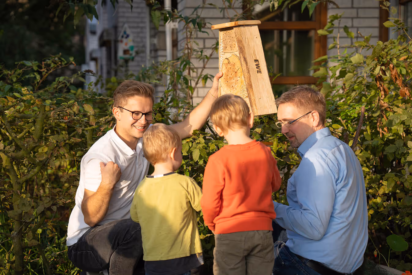 Tom Junge von Immerbunt beim Aufstellen eines Immerbunt-Kastens