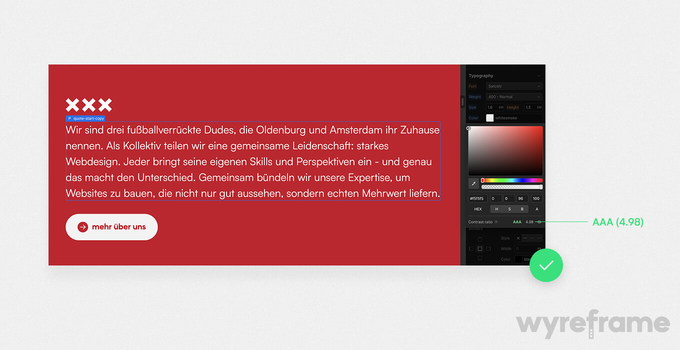 Screenshot unserer Website: Hier prüfen wir anhand der internen Webflow-Funktion den Kontrast zwischen Textfarbe und Hintergrundfarbe. In diesem Beispiel haben wir einen Wert von 4,98:1 - besser geht es kaum.