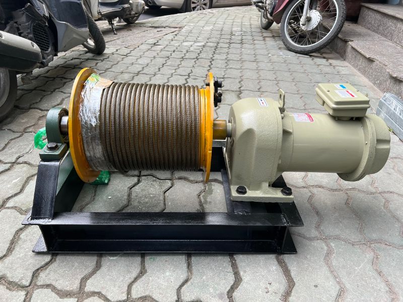 Động cơ sử dụng trong thang nâng hàng 500kg