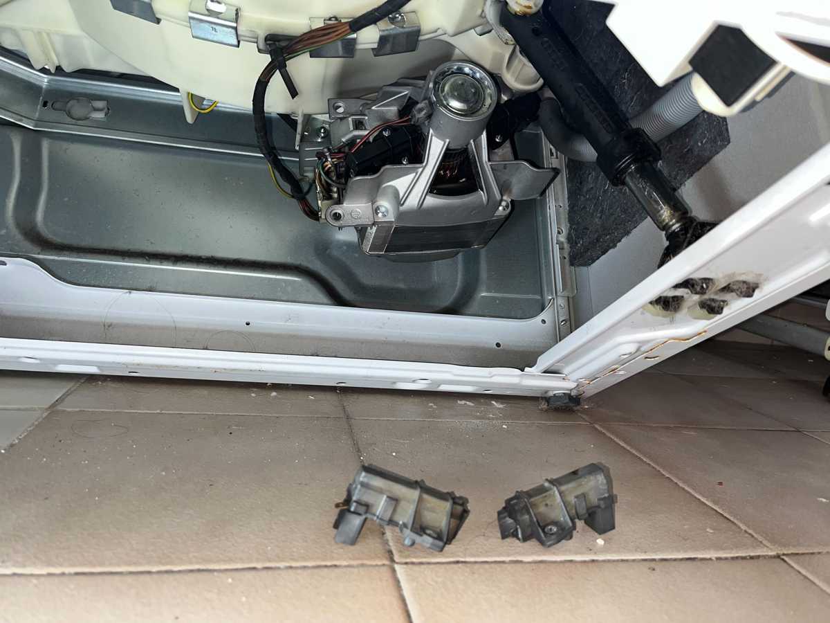 出現故障碼F06😵‍💫Whirlpool惠而浦前置式洗衣機AWO75080｜維修個案