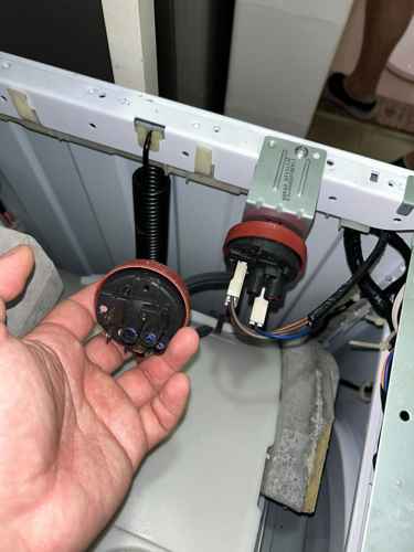 金章洗衣機出E12且無法停止入水?一個意想不到的零件故障 🤔
