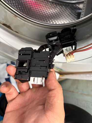 洗衣機放露台的隱患:從F06故障碼到門鎖更換的啟示 🏠