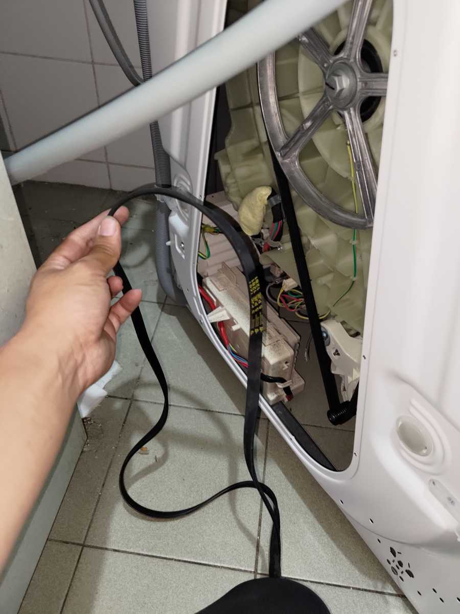 惠而浦洗衣機脫水不足難題,師傅找出皮帶損壞的原因 🎯