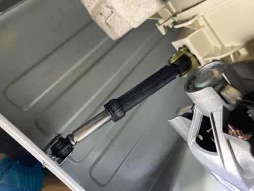 租屋小故事:惠而浦AWC系列洗衣機脫水震動過大,師傅現場更換避震器解決😊