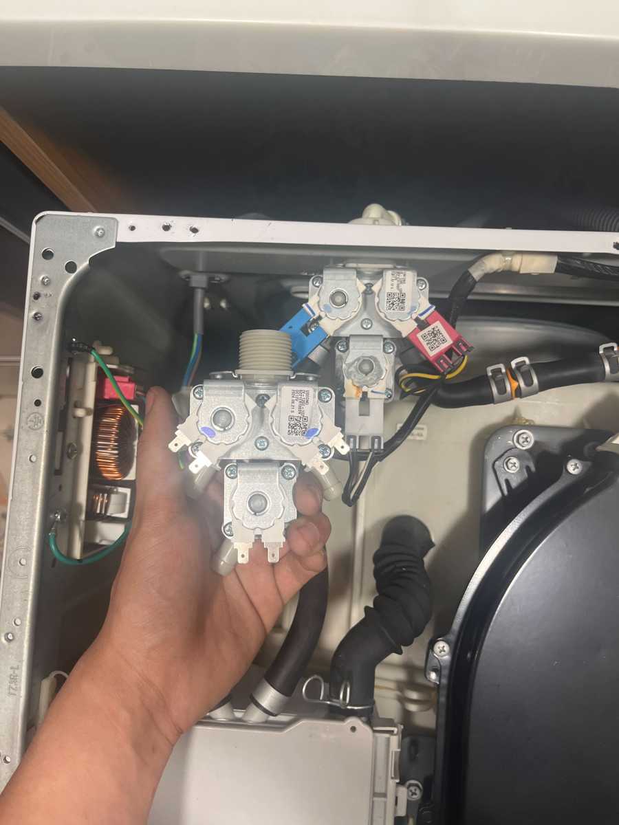 客人疑惑：這部LG WFCT系列洗衣機關機也漏水？師傅檢查鎖定入水掣故障🎯｜維修個案