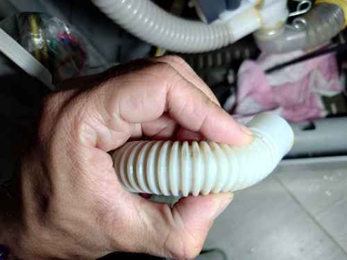 為何這部Baumatic BTWF系列洗衣機中途開始漏水?師傅檢測排水喉裂縫 💧