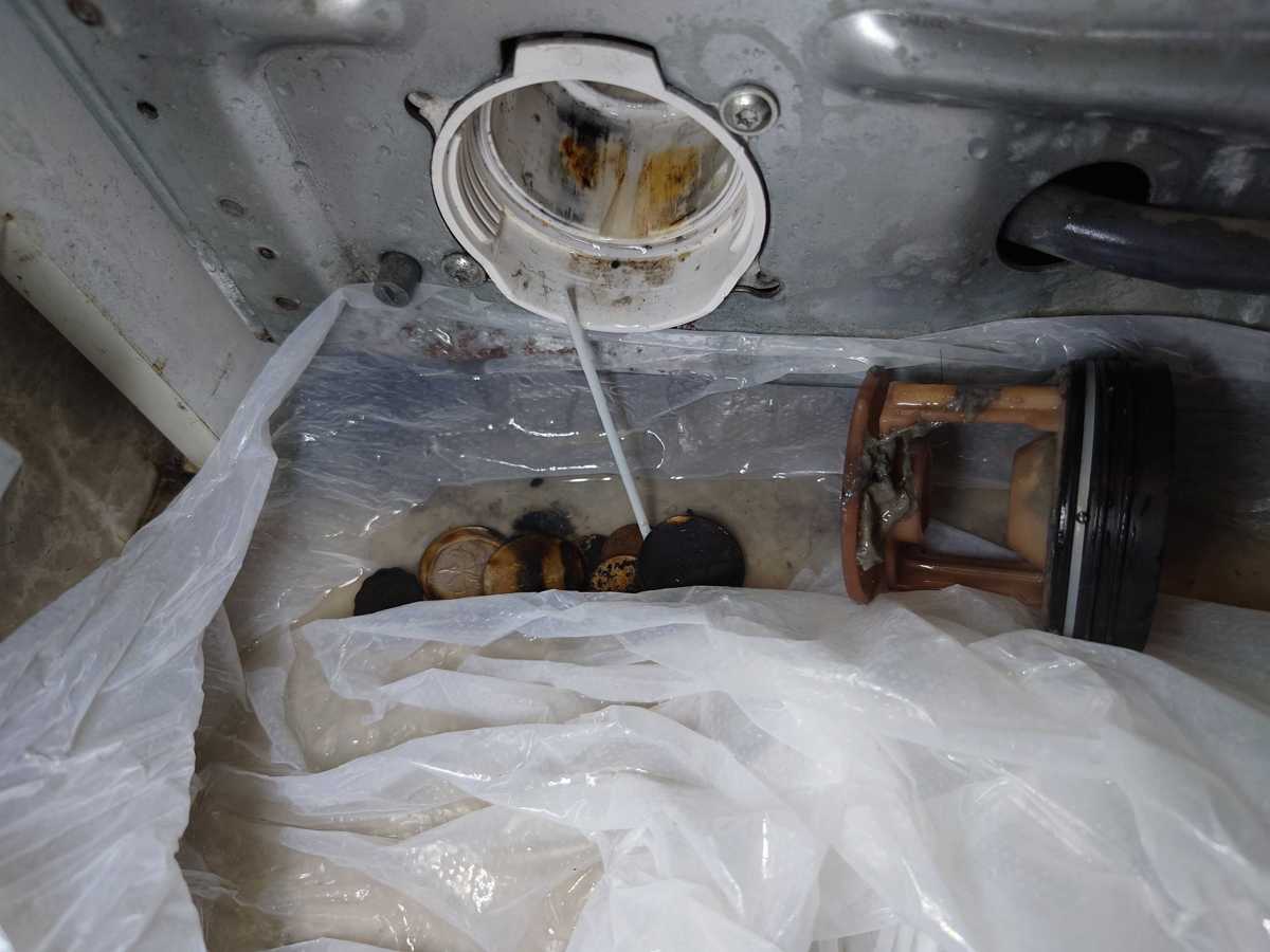 這部西門子WK系列洗衣機因硬幣卡住排水泵而門鎖死，師傅現場快速解鎖🧲｜維修個案