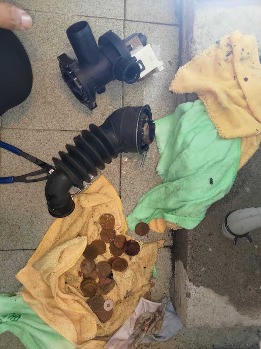 師傅上門處理惠而浦CFCR系列洗衣機F06故障碼，排水泵內清出二十多個硬幣 💰