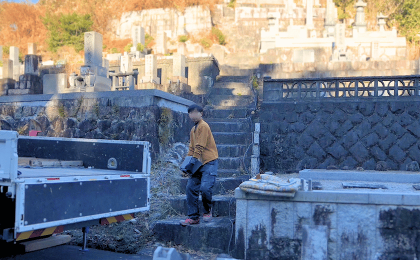50段以上の階段を上った急斜面の墓地で、手作業でていねいに墓石撤去