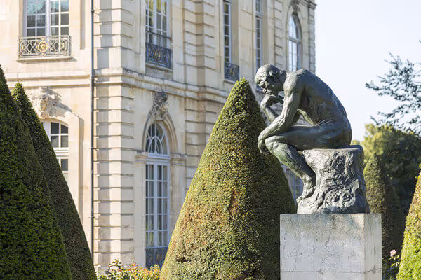 Foto da “O pensador”,de Auguste Rodin, escultura de homem com a mão no queixo pensando filosoficamente, exposta no Musée Rodin, em Paris, na França.