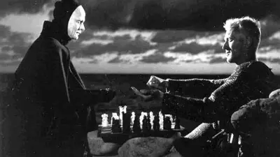 Cena do filme O Sétimo Selo, de Ingmar Bergman, com o cavaleiro jogando xadrez com a Morte.