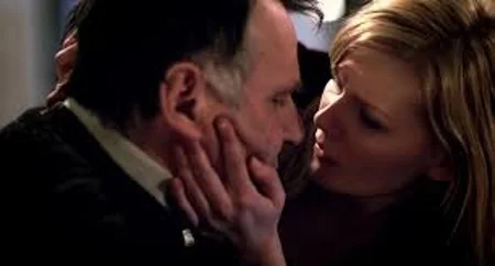 Cena do filme O Brilho Eterno de uma Mente sem Lembranças com personagens Mary e Dr. Howard Merzwiak
