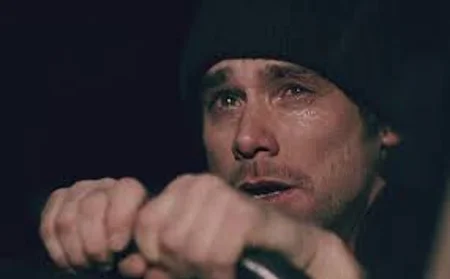 Frame de Jim Carey como Joel em O Brilho Eterno de uma Mente sem Lembranças com os protagonistas deitados no gelo