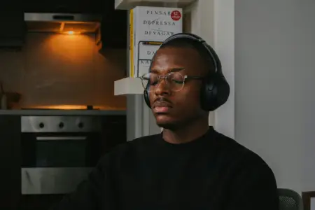 Homem praticando atenção plena com fones de ouvido