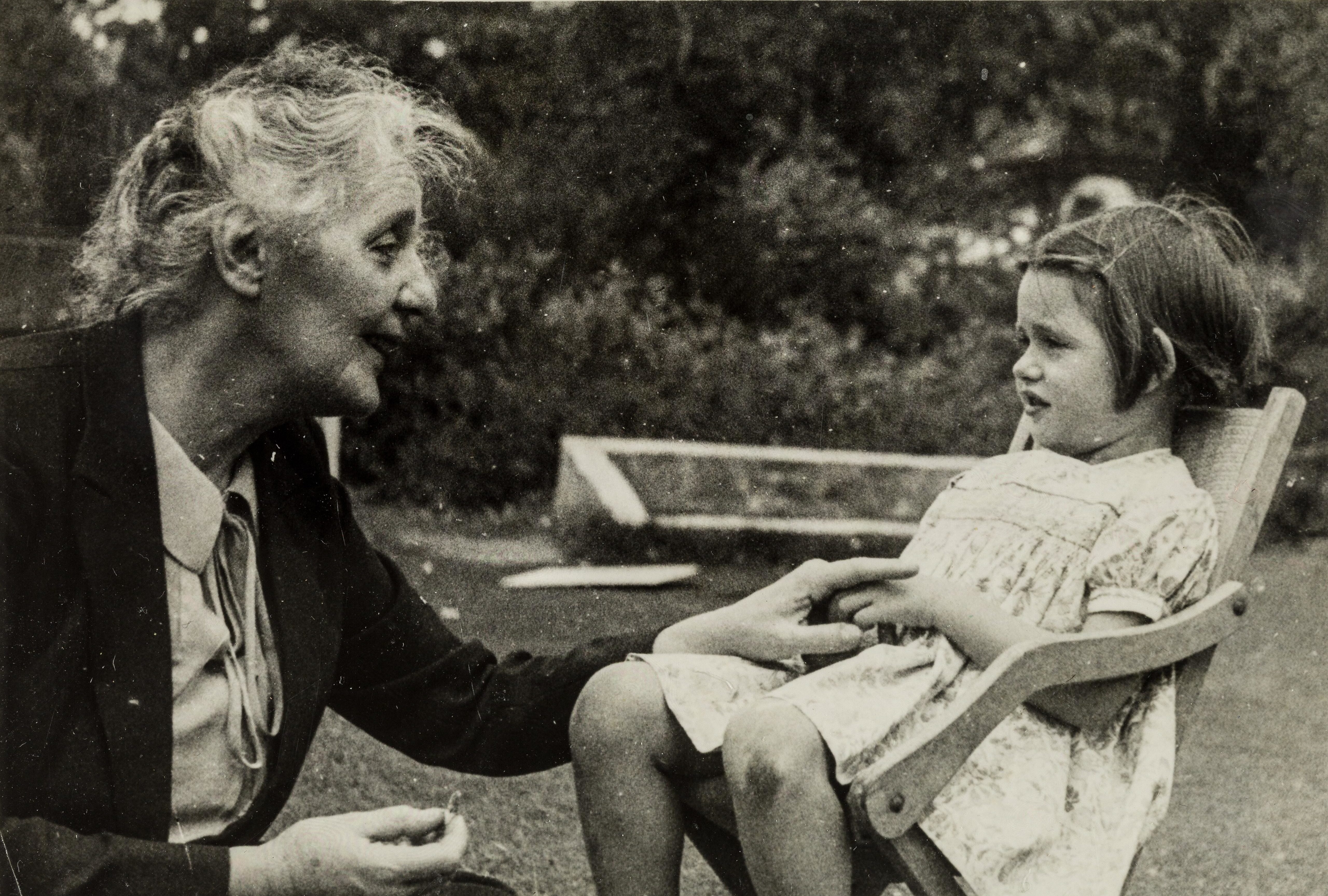 Melanie Klein com sua neta Diana por volta de 1945