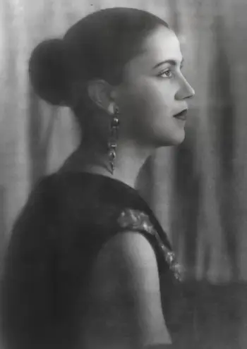 Fotografia em preto e branco de Tarsila do Amaral, retrato da artista brasileira modernista