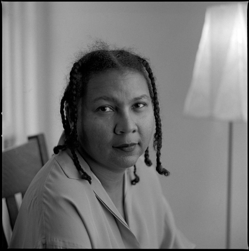 Retrato em preto e branco de bell hooks, escritora, professora e pensadora feminista